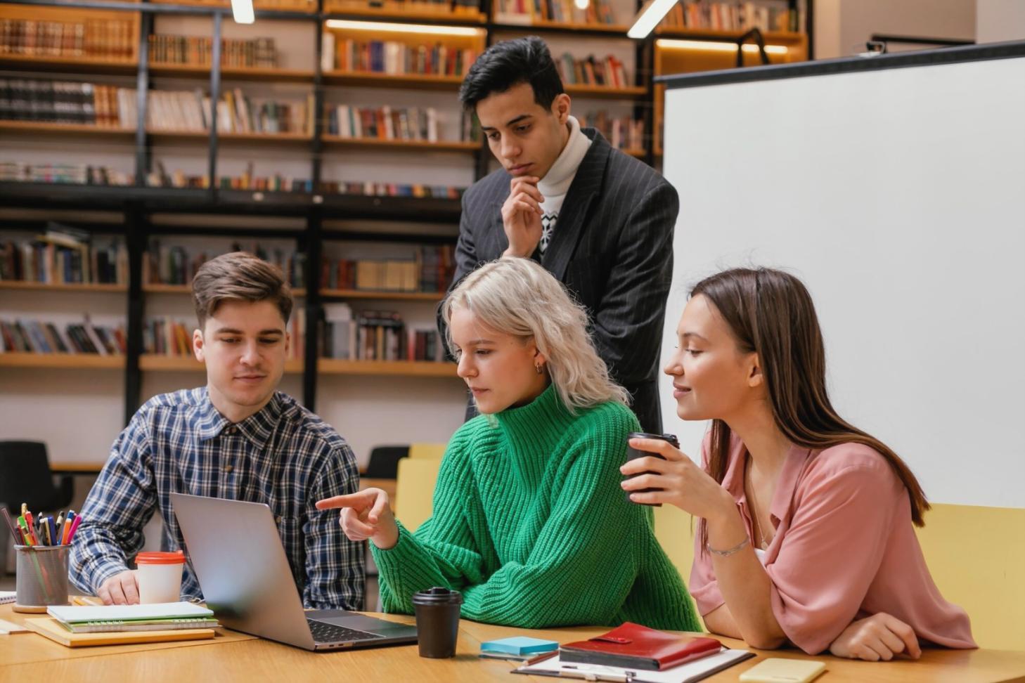 Professioneller Videobearbeitungsarbeitsplatz mit mehreren Monitoren